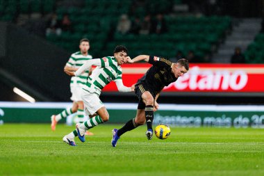 Joao Simoes ve Jeremy Livolant Liga Portekiz maçı sırasında Estadio Jose Alvalade 'deki Casa Pia AC (Maciej Rogowski / Ball Raw Images) takımları arasında görüldü.)