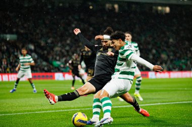 Joao Goulart ve Joao Simoes, Liga Portekiz maçı sırasında Estadio Jose Alvalade 'deki Casa Pia AC (Maciej Rogowski / Ball Raw Images) takımları arasında görüldü.)