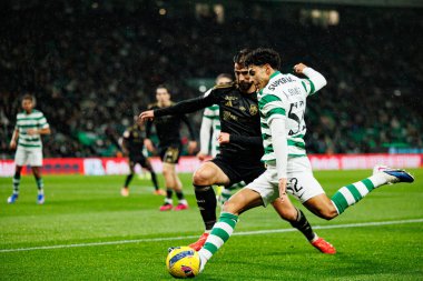Joao Goulart ve Joao Simoes, Liga Portekiz maçı sırasında Estadio Jose Alvalade 'deki Casa Pia AC (Maciej Rogowski / Ball Raw Images) takımları arasında görüldü.)