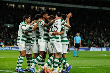 Sporcu Oyuncuları Liga Portekiz maçında CP ve Casa Pia AC takımları arasında Estadio Jose Alvalade (Maciej Rogowski / Ball Raw Images) maçında Geny Catamo 'dan gol üstüne gol atarken görüldü.)