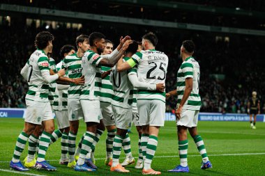 Sporcu Oyuncuları Liga Portekiz maçında CP ve Casa Pia AC takımları arasında Estadio Jose Alvalade (Maciej Rogowski / Ball Raw Images) maçında Geny Catamo 'dan gol üstüne gol atarken görüldü.)