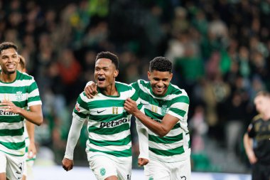 Geny Catamo ve Matheus Reis, Liga Portekiz maçında Estadio Jose Alvalade 'deki Casa Pia AC (Maciej Rogowski / Ball Raw Images) takımları arasında gol üstüne gol atarken görüldü.)