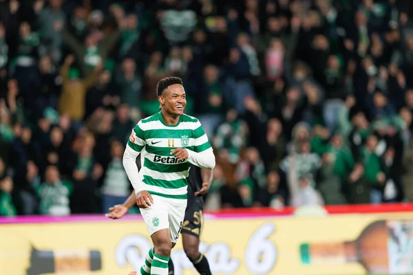 Cin Catamo, Liga Portekiz maçında attığı gol sonrasında Estadio Jose Alvalade 'deki Casa Pia AC (Maciej Rogowski / Ball Raw Images) takımları arasında kutlama yaparken görüldü.)