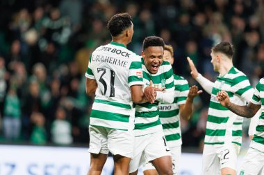 Luis Guilherme ve Geny Catamo, Liga Portekiz maçında Estadio Jose Alvalade 'deki Casa Pia AC (Maciej Rogowski / Ball Raw Images) takımları arasında gol üstüne gol atarken görüldü.)