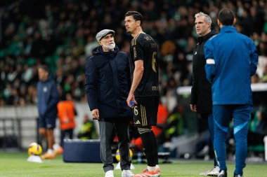 Alvaro Pacheco ve Jose Fonte, Liga Portekiz maçı sırasında Estadio Jose Alvalade 'deki Casa Pia AC (Maciej Rogowski / Ball Raw Images) takımları arasında görüldü.)