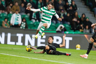 Giorgos Vagiannidis ve David Sousa, Liga Portekiz maçı sırasında Estadio Jose Alvalade 'deki Casa Pia AC (Maciej Rogowski / Ball Raw Images) takımları arasında görüldü.)