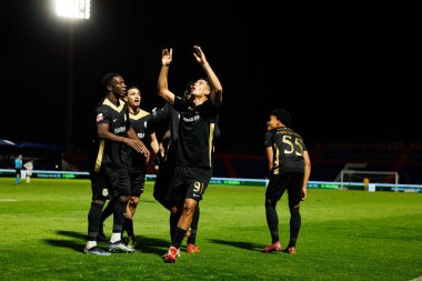 Alverca oyuncuları Liga Portekiz maçında FC Alverca ve Moreirense FC (Maciej Rogowski / Ball Raw Images) takımları arasında Sandro Lima 'dan gol üstüne gol atarken görüldü.)