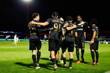 Alverca oyuncuları Liga Portekiz maçında FC Alverca ve Moreirense FC (Maciej Rogowski / Ball Raw Images) takımları arasında Sandro Lima 'dan gol üstüne gol atarken görüldü.)