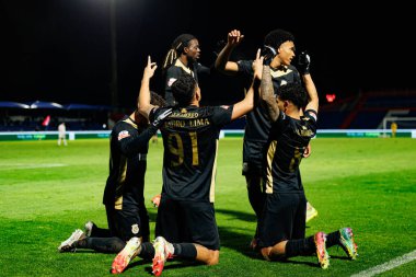Alverca oyuncuları Liga Portekiz maçında FC Alverca ve Moreirense FC (Maciej Rogowski / Ball Raw Images) takımları arasında Sandro Lima 'dan gol üstüne gol atarken görüldü.)