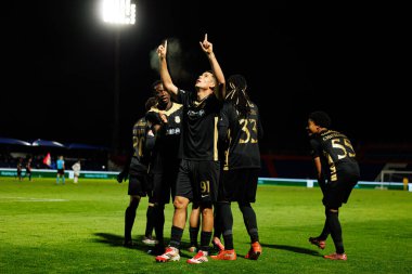 Alverca oyuncuları Liga Portekiz maçında FC Alverca ve Moreirense FC (Maciej Rogowski / Ball Raw Images) takımları arasında Sandro Lima 'dan gol üstüne gol atarken görüldü.)