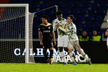 Luis Semedo ve Rodrigo Alonso, FC Alverca ve Moreirense FC (Maciej Rogowski / Ball Raw Images) takımları arasındaki Liga Portekiz maçında gol attıktan sonra kutlama yaparken görüldü.)