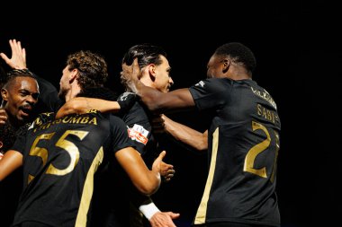 Alverca oyuncuları Liga Portekiz maçında FC Alverca ve Moreirense FC (Maciej Rogowski / Ball Raw Images) takımları arasında Nabil Touaizi 'den gol üstüne gol atarken görüldü.)