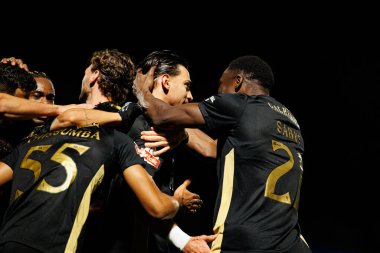 Alverca oyuncuları Liga Portekiz maçında FC Alverca ve Moreirense FC (Maciej Rogowski / Ball Raw Images) takımları arasında Nabil Touaizi 'den gol üstüne gol atarken görüldü.)