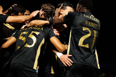 Alverca oyuncuları Liga Portekiz maçında FC Alverca ve Moreirense FC (Maciej Rogowski / Ball Raw Images) takımları arasında Nabil Touaizi 'den gol üstüne gol atarken görüldü.)