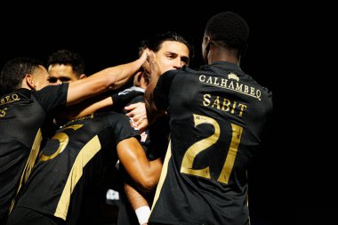 Sabit Abdulai, Nabil Touaizi ve Sergi Gomez, FC Alverca ve Moreirense FC (Maciej Rogowski / Ball Raw Images) takımları arasında oynanan Liga Portekiz maçında gol attıktan sonra kutlama yaparken görüldü.)