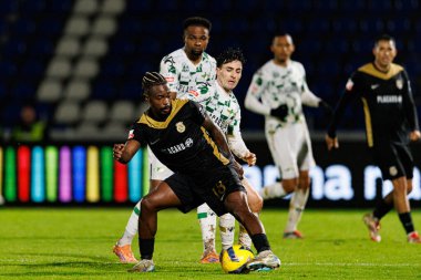 Lincoln Henrique Oliveira dos Santos ve Rodrigo Alonso, Liga Portekiz maçı sırasında FC Alverca ve Moreirense FC (Maciej Rogowski / Ball Raw Images) takımları arasında görüldü.)