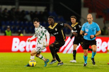 Rodrigo Alonso ve Sabit Abdulai, Liga Portekiz maçı sırasında FC Alverca ve Moreirense FC (Maciej Rogowski / Ball Raw Images) takımları arasında görüldü.)