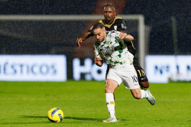 Lincoln Henrique Oliveira dos Santos ve Kiko Bondoso Liga Portekiz maçı sırasında FC Alverca ve Moreirense FC (Maciej Rogowski / Ball Raw Images) takımları arasında görüldü.)