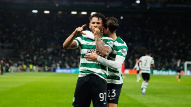 Luis Suarez ve Daniel Braganca, Estadio Jose Alvalade 'deki (Maciej Rogowski / Ball Raw Images) Sporting CP ve Paris Saint-Germain takımları arasındaki UEFA Şampiyonlar Ligi maçında gol üstüne gol atarken görüldü.)