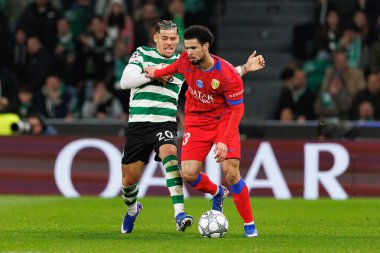 Maximiliano Araujo ve Warren Zaire-Emery UEFA Şampiyonlar Ligi maçında Estadio Jose Alvalade 'de (Maciej Rogowski / Ball Raw Images) Sporting CP ve Paris Saint-Germain takımları arasında görüldü.)
