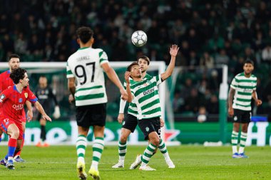 Hidemasa Morita ve Daniel Braganca, UEFA Şampiyonlar Ligi maçında Estadio Jose Alvalade 'deki (Maciej Rogowski / Ball Raw Images) Sporting CP ve Paris Saint-Germain takımları arasında görüldü.)