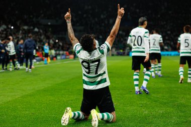 Luis Suarez, UEFA Şampiyonlar Ligi maçında Estadio Jose Alvalade 'de (Maciej Rogowski / Ball Raw Images) Sporting CP ve Paris Saint-Germain takımları arasında gol üstüne gol atarken görüldü.)