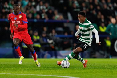 UEFA Şampiyonlar Ligi maçında Estadio Jose Alvalade 'de (Maciej Rogowski / Ball Raw Images) Sporting CP ve Paris Saint-Germain takımları arasında görülen Geny Catamo)