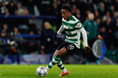 UEFA Şampiyonlar Ligi maçında Estadio Jose Alvalade 'de (Maciej Rogowski / Ball Raw Images) Sporting CP ve Paris Saint-Germain takımları arasında görülen Geny Catamo)