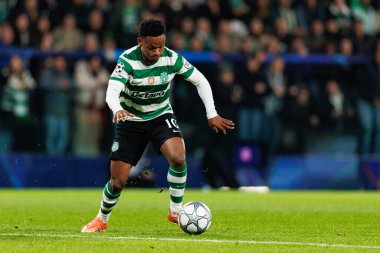 UEFA Şampiyonlar Ligi maçında Estadio Jose Alvalade 'de (Maciej Rogowski / Ball Raw Images) Sporting CP ve Paris Saint-Germain takımları arasında görülen Geny Catamo)