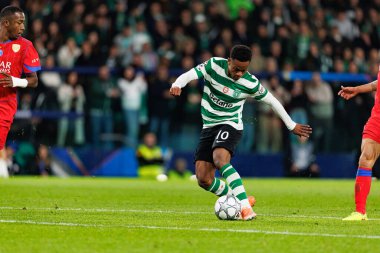 UEFA Şampiyonlar Ligi maçında Estadio Jose Alvalade 'de (Maciej Rogowski / Ball Raw Images) Sporting CP ve Paris Saint-Germain takımları arasında görülen Geny Catamo)