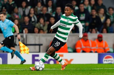 UEFA Şampiyonlar Ligi maçında Estadio Jose Alvalade 'de (Maciej Rogowski / Ball Raw Images) Sporting CP ve Paris Saint-Germain takımları arasında görülen Geny Catamo)