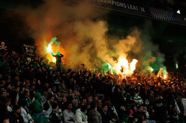 Estadio Jose Alvalade (Maciej Rogowski / Ball Raw Images) takımları arasında oynanan UEFA Şampiyonlar Ligi maçında Sportif taraftarlar görülüyor.)