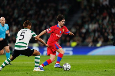 Hidemasa Morita ve Vitinha, UEFA Şampiyonlar Ligi maçında Estadio Jose Alvalade 'deki (Maciej Rogowski / Ball Raw Images) Sporting CP ve Paris Saint-Germain takımları arasında görüldü.)