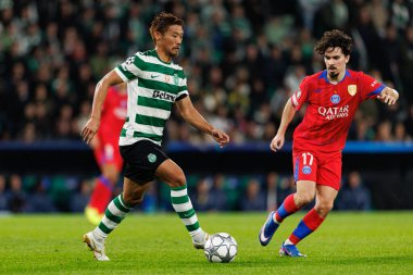 Hidemasa Morita ve Vitinha, UEFA Şampiyonlar Ligi maçında Estadio Jose Alvalade 'deki (Maciej Rogowski / Ball Raw Images) Sporting CP ve Paris Saint-Germain takımları arasında görüldü.)