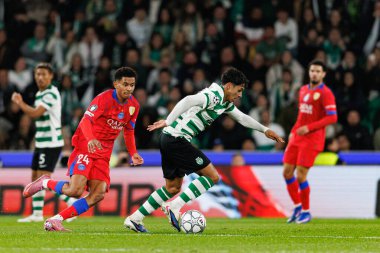 Senny Mayulu ve Joao Simoes, UEFA Şampiyonlar Ligi maçında Estadio Jose Alvalade 'deki (Maciej Rogowski / Ball Raw Images) Sporting CP ve Paris Saint-Germain takımları arasında görüldü.)