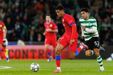 Senny Mayulu ve Joao Simoes, UEFA Şampiyonlar Ligi maçında Estadio Jose Alvalade 'deki (Maciej Rogowski / Ball Raw Images) Sporting CP ve Paris Saint-Germain takımları arasında görüldü.)