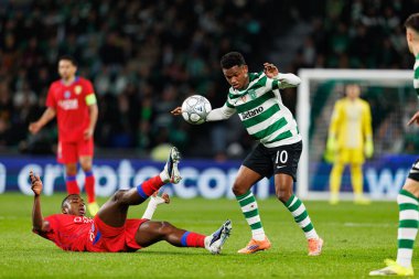 Willian Pacho ve Geny Catamo, UEFA Şampiyonlar Ligi maçında Estadio Jose Alvalade 'deki (Maciej Rogowski / Ball Raw Images) Sporting CP ve Paris Saint-Germain takımları arasında görüldü.)