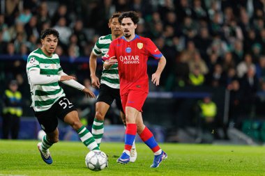Joao Simoes ve Vitinha, UEFA Şampiyonlar Ligi maçında Estadio Jose Alvalade 'de (Maciej Rogowski / Ball Raw Images) Sporting CP ve Paris Saint-Germain takımları arasında görüldü.)