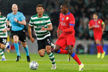 Hidemasa Morita ve Nuno Mendes, UEFA Şampiyonlar Ligi maçında Estadio Jose Alvalade 'de (Maciej Rogowski / Ball Raw Images) Sporting CP ve Paris Saint-Germain takımları arasında görüldü.)