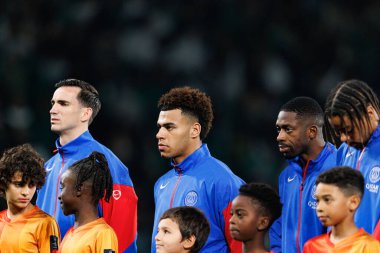 Fabian Ruiz, Desire Doue ve Ousmane Dembele, Estadio Jose Alvalade 'de (Maciej Rogowski / Ball Raw Images) Sporting CP ve Paris Saint-Germain takımları arasında oynanan UEFA Şampiyonlar Ligi maçında görüldü.)