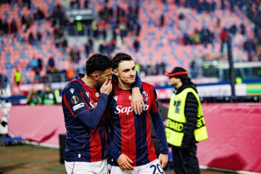 Riccardo Orsolini ve Nadir Zortea, Bologna FC ile Celtic FC (Maciej Rogowski / Ball Raw Images) arasındaki UEFA Avrupa Ligi faz maçında görüldü.)