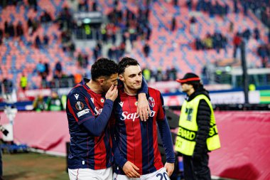 Riccardo Orsolini ve Nadir Zortea, Bologna FC ile Celtic FC (Maciej Rogowski / Ball Raw Images) arasındaki UEFA Avrupa Ligi faz maçında görüldü.)