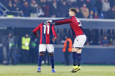 Jonathan Rowe ve Juan Miranda, Bologna FC ile Celtic FC (Maciej Rogowski / Ball Raw Images) arasındaki UEFA Avrupa Ligi faz maçında gol üstüne gol atarken görüldüler.)