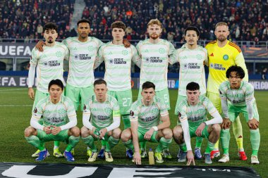 Celtic (l-r) Sebastian Tounekti, Auston Trusty, Arne Engels, Liam Scales, Daizen Maeda, Kasper Schmeichel, Yang Hyun-Jun, Callum McGregor, Kieran Tierney, Colby Donovan ve Reo Hatate 'nin takım fotoğrafı UEFA Avrupa Ligi B aşama maçında görüldü.