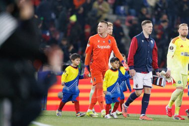 Lukasz Skorupski, Lewis Ferguson ve Kasper Schmeichel UEFA Avrupa Ligi FC ile Celtic FC (Maciej Rogowski / Ball Raw Images) arasındaki faz maçında görüldü.)