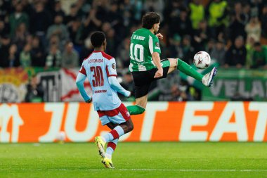 Jordan Lotomba ve Abdessamad Ezzalzouli, Real Betis Balompie ve Feyenoord Rotterdam (Maciej Rogowski / Ball Raw Images) takımları arasında oynanan UEFA Avrupa Ligi maçında görüldü.)