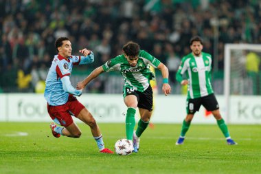 Abdessamad Ezzalzouli ve Oussama Targhalline, Real Betis Balompie ve Feyenoord Rotterdam (Maciej Rogowski / Ball Raw Images) takımları arasındaki UEFA Avrupa Ligi maçı sırasında görüldü.)