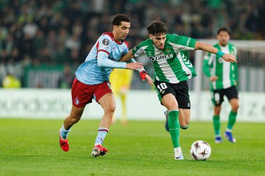 Abdessamad Ezzalzouli ve Oussama Targhalline, Real Betis Balompie ve Feyenoord Rotterdam (Maciej Rogowski / Ball Raw Images) takımları arasındaki UEFA Avrupa Ligi maçı sırasında görüldü.)