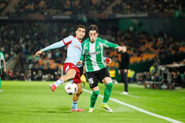 Valentin Gomez ve Oussama Targhalline, Real Betis Balompie ve Feyenoord Rotterdam (Maciej Rogowski / Ball Raw Images) takımları arasında oynanan UEFA Avrupa Ligi maçında görüldü.)