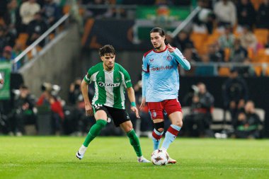 Abdessamad Ezzalzouli ve Anis Moussa, Real Betis Balompie ve Feyenoord Rotterdam (Maciej Rogowski / Ball Raw Images) takımları arasında oynanan UEFA Avrupa Ligi maçında görüldü.)